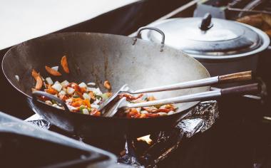 Vepřové maso, pak čoi a rajčata ve woku | Apetit Online